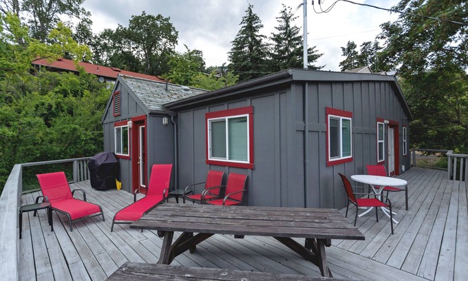 Hood River House | Quaint & cozy 2bed home in DT Hood River, AMAZING Views off the privacy deck