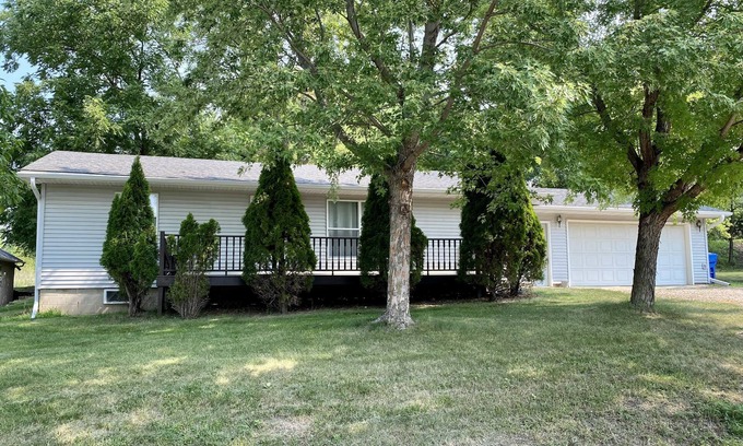 Spirit Lake House | Quaint East Lake House