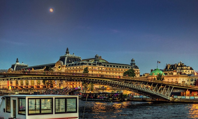 7th Arrondissement Apartment | QUAINT HIGH-FLOOR RETREAT ON QUAI D'ORSAY – EMBRACE THE PARISIAN LIFESTYLE