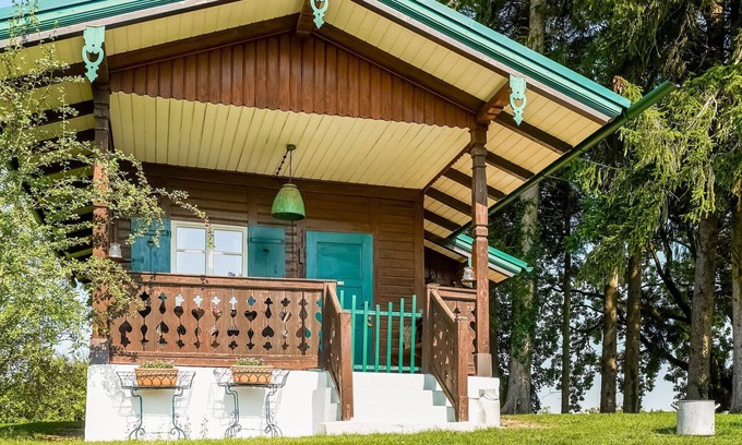 Pahl House | Quaint holiday home with fireplace and terrace