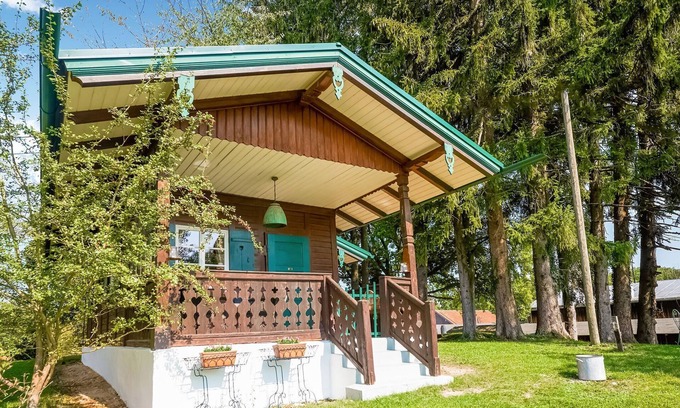 Pahl House | Quaint holiday home with fireplace and terrace