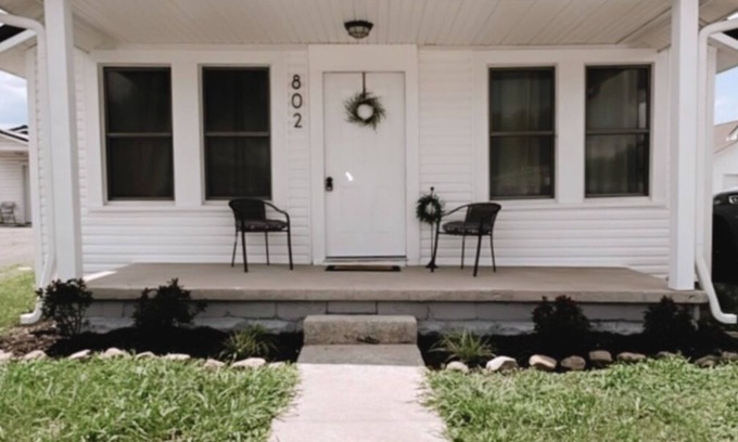 Manchester House | Quaint home in Manchester, TN Oakdale Cottage is a cozy place to rest your head