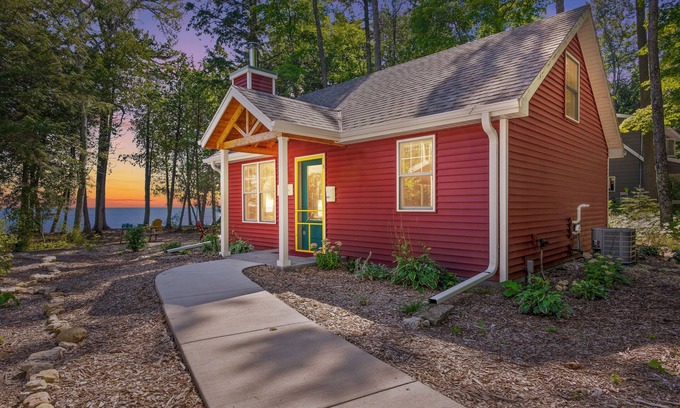 Sturgeon Bay Cottage | Quaint lakefront cottage by Cave Point-Whitefish Dunes State Park-Door County