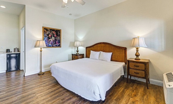Naples Condo | Quaint Naples Studio w/Community Fitness Center