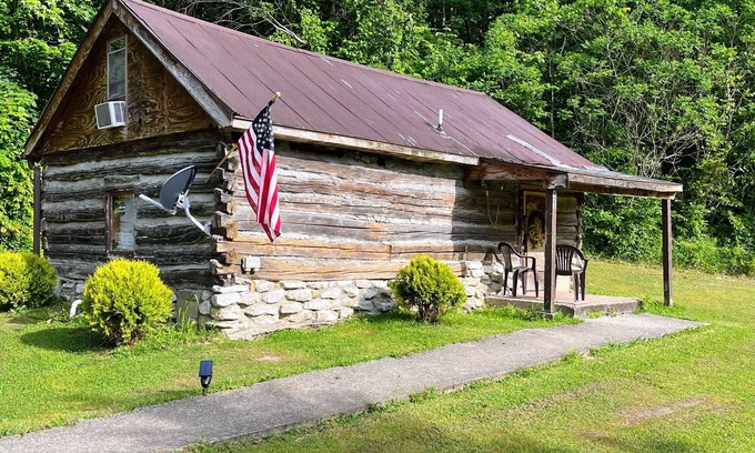 Stanton Cabin | Quaint old fashioned cabin, Loft, Grill, Fire Pit!