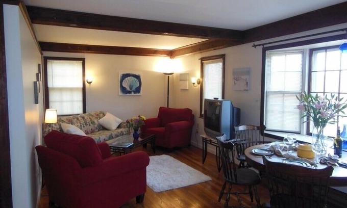 Marblehead Apartment | Quaint One Bedroom Overlooking Nature Trail In Historic Marblehead