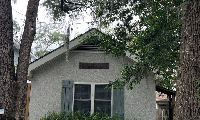 Odum House | Quaint, quiet tabby cottage under the live oaks Mid Island St. Simons Near Food