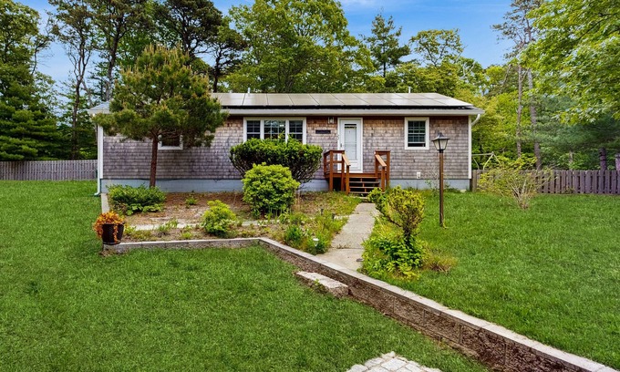 Oak Bluffs House | Quaint, ranch style home in Oak Bluffs with central air