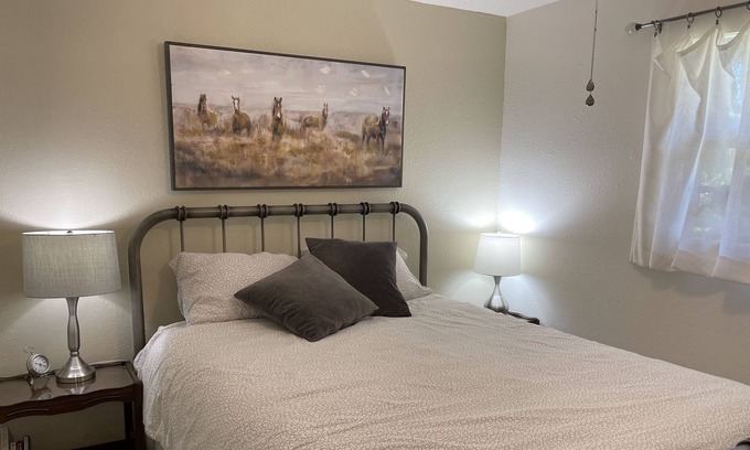 Silverton Other | Quaint Single Level Ranch with Hottub in Oregon's Garden City - Silverton
