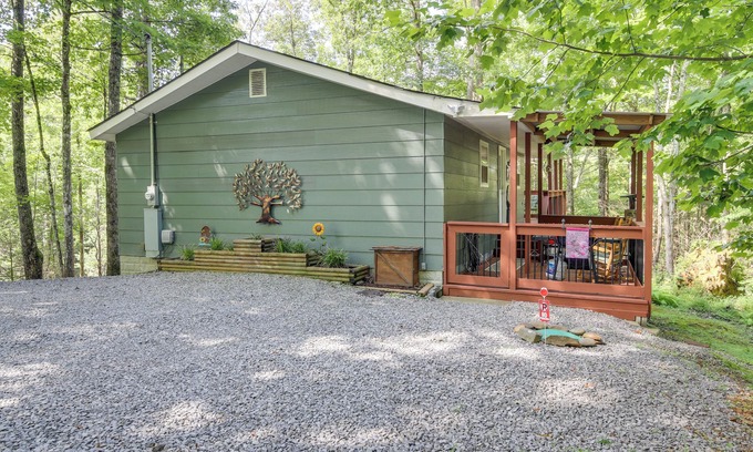 Gatlinburg Cabin | Quaint Smoky Mountain Cabin - 4 Mi to Gatlinburg!