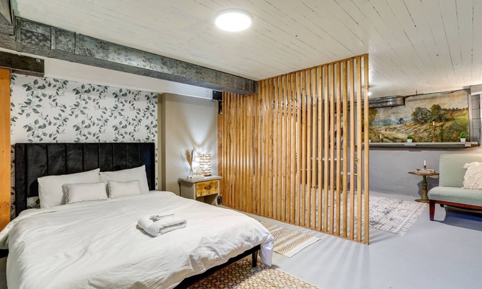 Old Ballard Apartment | Quaint Studio w/Sauna: 5 Mi to Space Needle