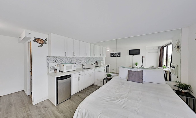 McCully - Moiliili Condo | Quaint Waikiki Monarch Studio | Pool + Gym