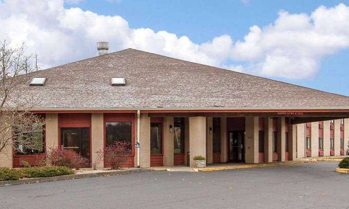 Macomb Hotel | Quality Inn Macomb near University Area