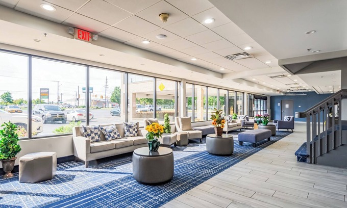 Roseville Hotel | Quality Inn Roseville-Detroit North