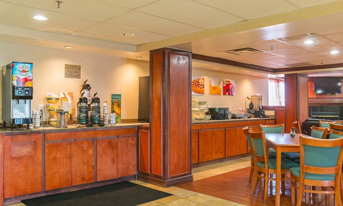 Romulus Hotel | Quality Inn & Suites Detroit Metro Airport
