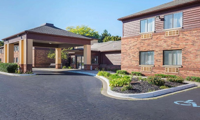 Holland Hotel | Quality Inn & Suites Holland