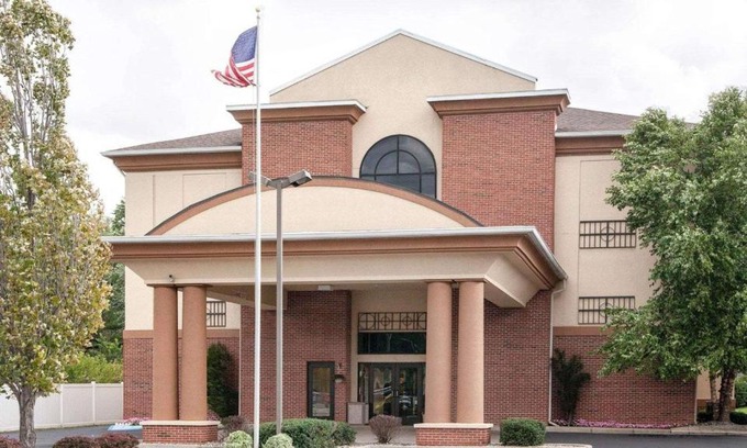 Niles Hotel | Quality Inn & Suites Niles