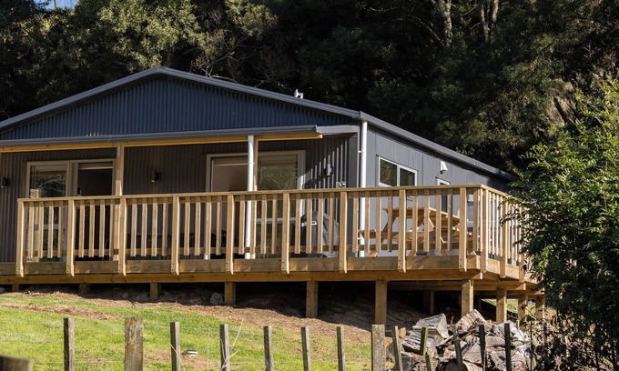 Raglan Cabin | QUARRY CABIN - spa, outside shower, new build, rural peaceful private setting