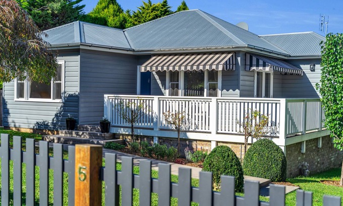 Berrima House | Quarry Hill Cottage, 1 minute walk into Berrima.