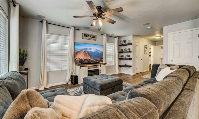 The Meadows House | Quartz Castle |Trails & Outlets,BBQ| Dog Friendly