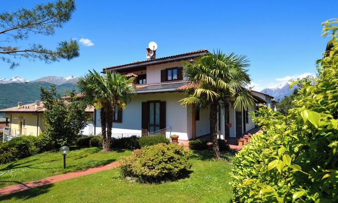 Colico Apartment | Quattro Stagioni Winter Garden Holiday Apartment with Pool