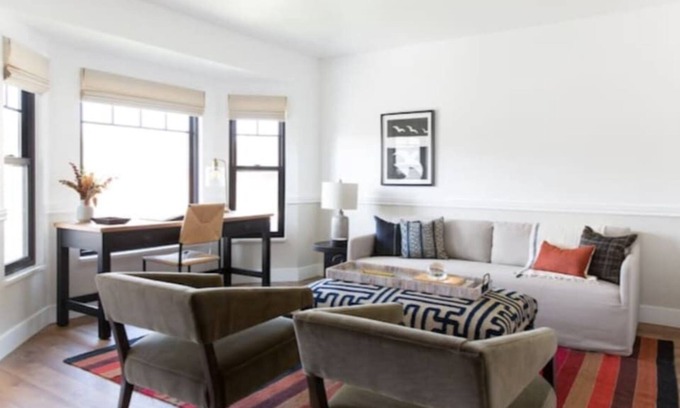 Millcreek House | Queen Bed!| Hot Tub. |Cozy Living Room |Workspace!
