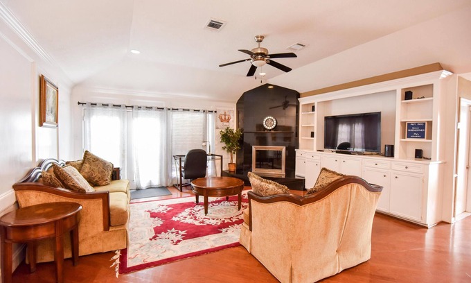 Greater Fondren Southwest House | Queen Esther’s Retreat – Charming Older Home Near Synagogues