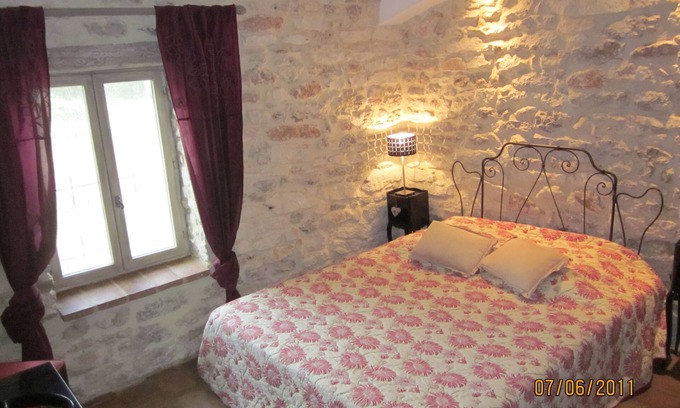 La Baume-de-Transit Bed & Breakfast | Queen-Framboise-Queen-Private Bathroom-Countryside view