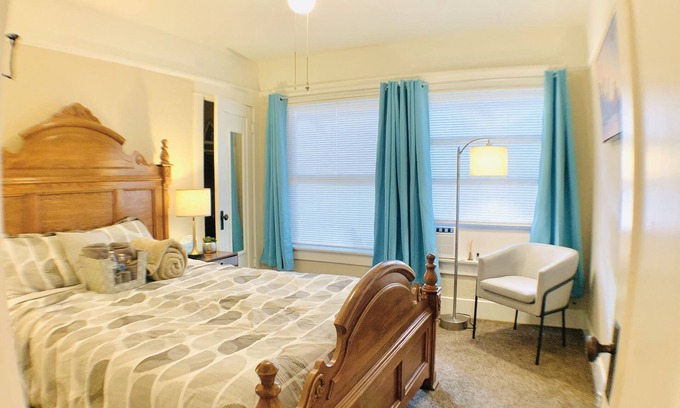 Oleander - Sunset Apartment | Queen Full Twin Bed/Sleeps 5/Furnished Private APT/In-Unit Washer Dryer/65" HDTV