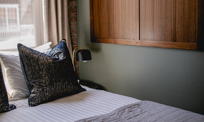 Jacksonville Hotel | Queen Guest Room at The Jacksonville Inn
