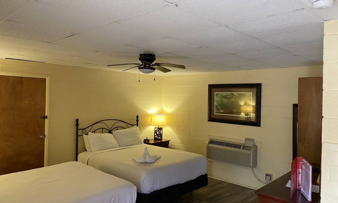 Mount Ida Apartment | Queen Guest Room located at the Joplin Inn on the highway at the entrance to Mountain Harbor, 2 1/2 miles from Lake Ouachita. by RedAwning