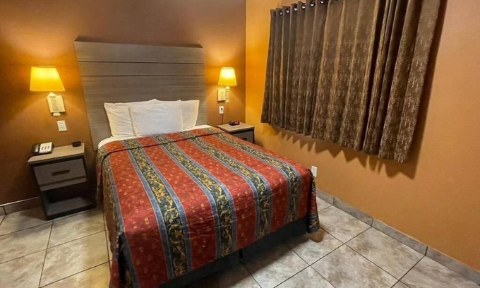 Victorville Hotel | Queen Non Smoking at New Corral Motel