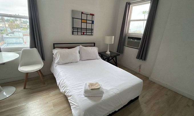 Westlake Apartment | Queen of LA Heart | Clean and Comfy!
