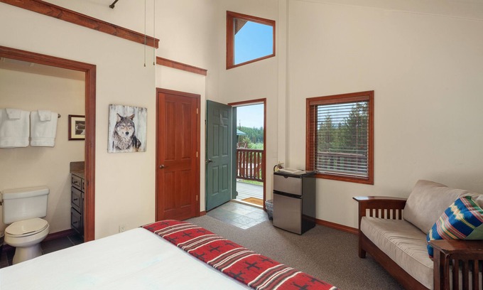 Olney Hotel | Queen - Queen bedroom with private bathroom, mini fridge