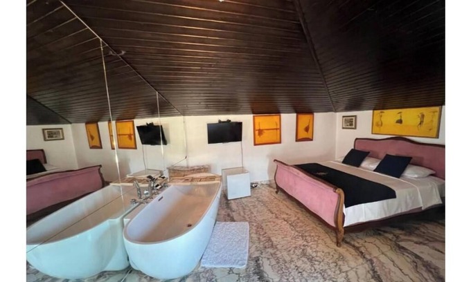 Eforie Nord Apartment | Queen Room with Sea View & Standard King Room