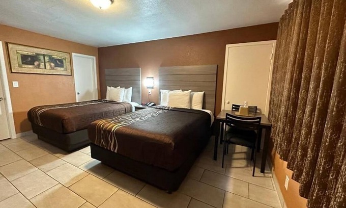 Victorville Hotel | Queen Room With Two Queen Beds- Non Smoking
