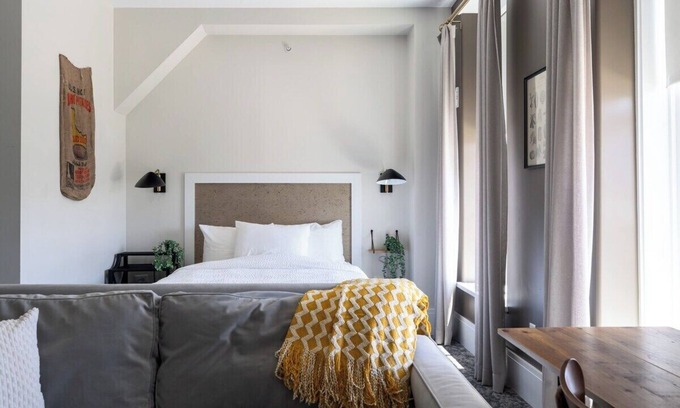 Downtown Louisville Apartment | Queen Studio - Hancock House Louisville