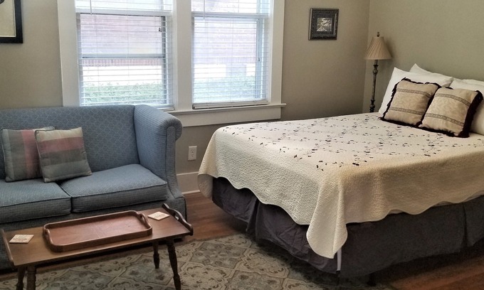 Central Gardens Apartment | Queen Studio with Kitchen, Front porch patio