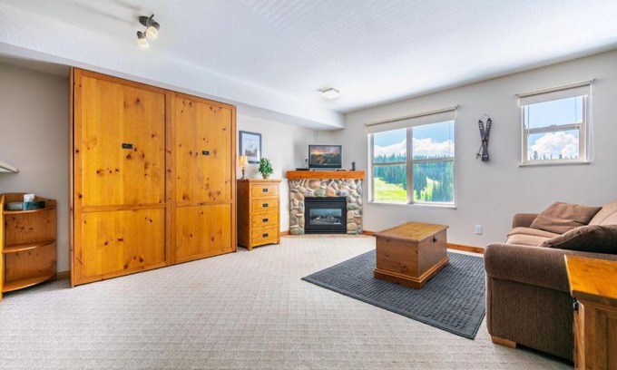 Silver Star Mountain Apartment | Queen View