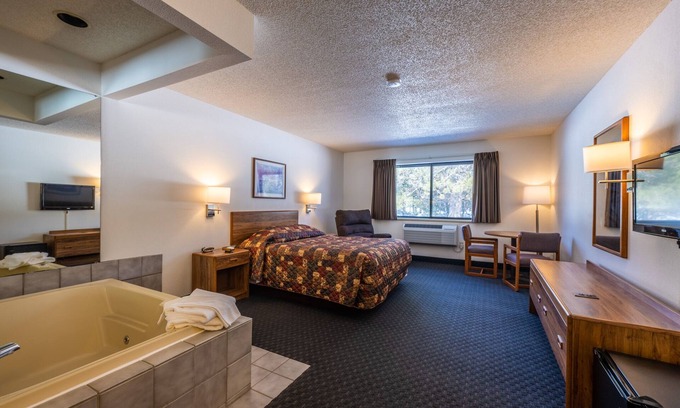 Boulder Junction Apartment | Queen Whirlpool Suite 101