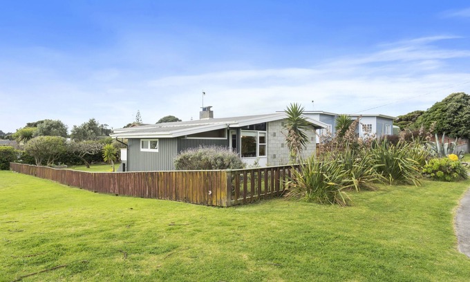 Waikanae House | Queenie - Waikanae Beach Holiday Home