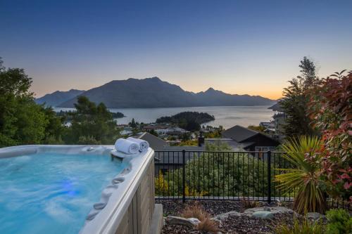 Queenstown City Centre House | Queenscliff Villa - outstanding views and close to town