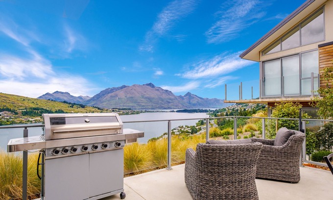 Frankton Cottage | Queenstown Lake Views - Downstairs Apartment