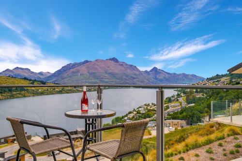 Frankton House | Queenstown Lake Views - Upstairs Apartment