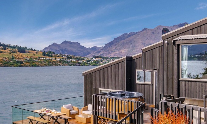 Queenstown House | Queenstown Lakefront Dream | 3 Bed | Hot Tub | BBQ
