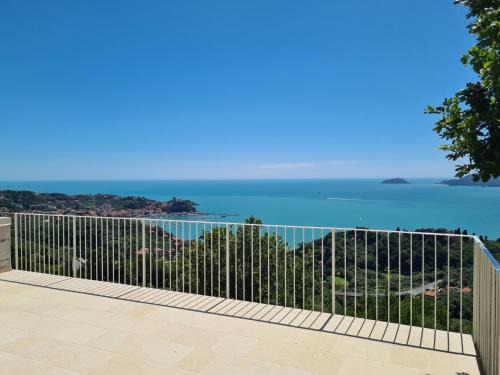 Pugliola House | Quercia House, inside a Private Park, Pool, Tennis, AC, Parking next home and a Garage in Lerici!