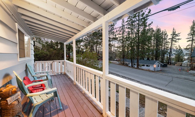 Big Bear Lake Cabin | Quick Walk to the Village or Lake with Hot Tub! Peekaboo lake view