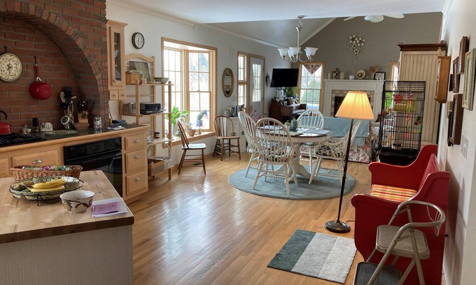 Harbor Beach House | Quiet 2 bd, 1 1/2 bath hideaway, with refreshing lake breezes