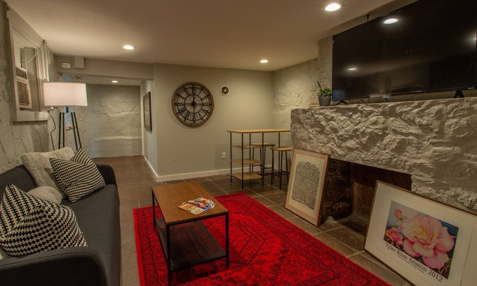 Tyler Apartment | Quiet 2 Bedroom Basement Apartment - 5 min to Hospitals and Downtown!
