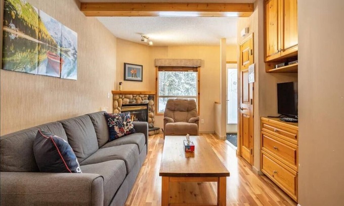 Harvie Heights Condo | Quiet 2 bedroom 2 bath 5 beds Townhouse 6-9 guests